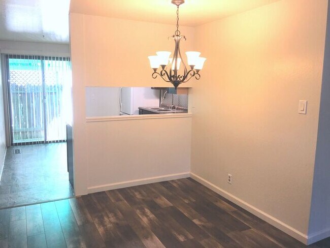 Building Photo - Charming Sparks Duplex - Yard/Garage/Centr...
