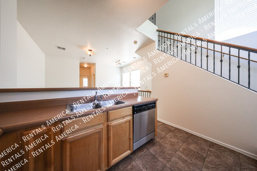 Building Photo - 747 N Port Dr