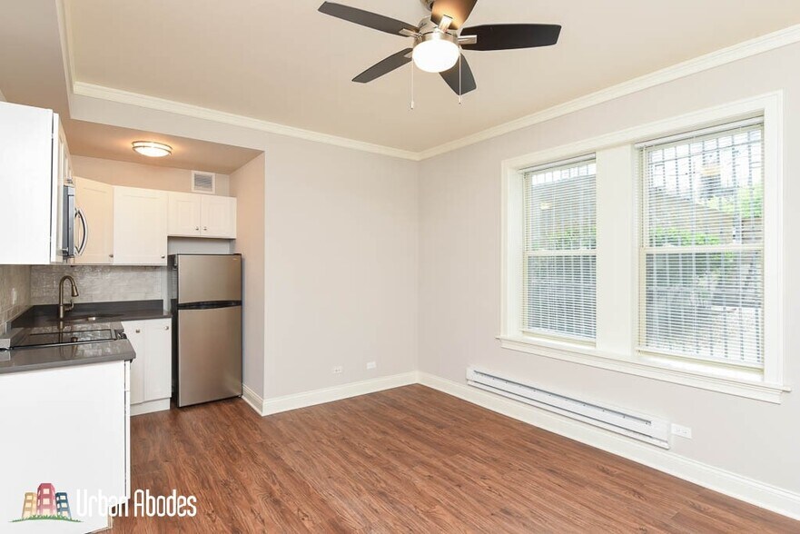 Building Photo - 645 W Wrightwood Ave