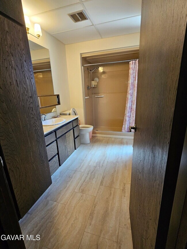 Building Photo - 145 Lakeview Dr