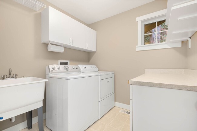 Building Photo - 1305 5th St