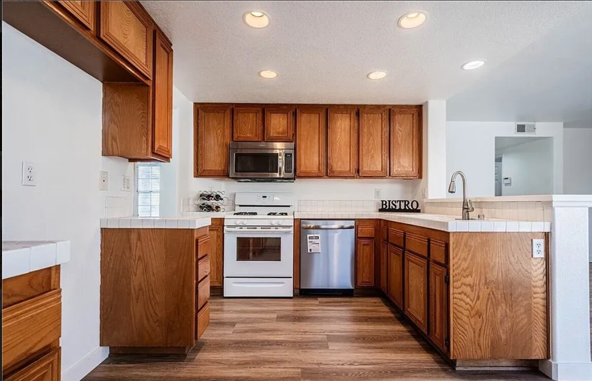 Building Photo - 28742 N Port Ln