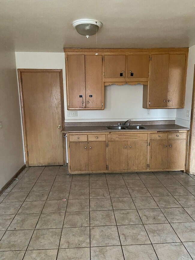 Building Photo - NICE 3BR SINGLE FAMILY, BRICK, CLOSE TO EVERYTHING, BASEMENT, YARD, GARAGE1