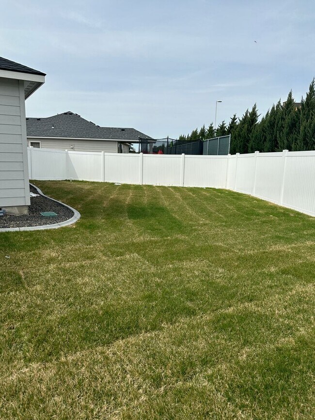 Building Photo - 1 Month FREE RENT w/ 12m Lease! Alderbrook...