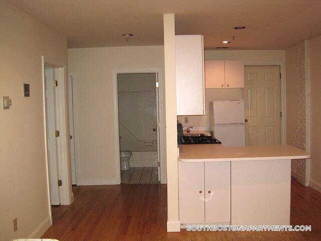 Building Photo - 550 E 3rd St