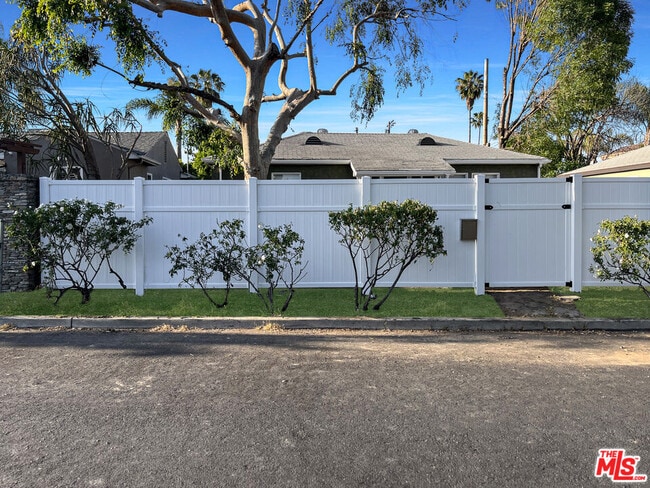 Building Photo - 15227 Valleyheart Dr