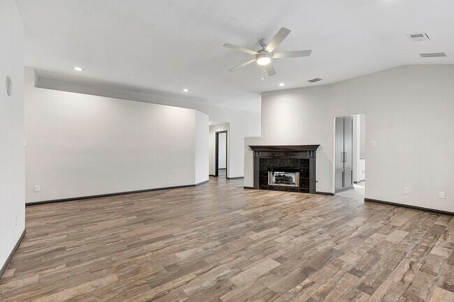 Building Photo - 20815 Whitevine Way