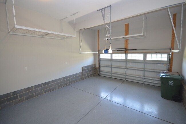 Building Photo - 904 Cozy Oak Ave