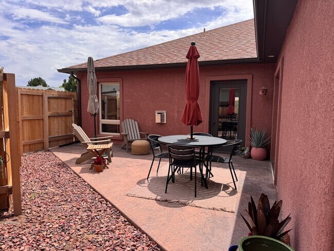 Building Photo - Stylish One-Story FULLY FURNISHED 3Bed, 2B...
