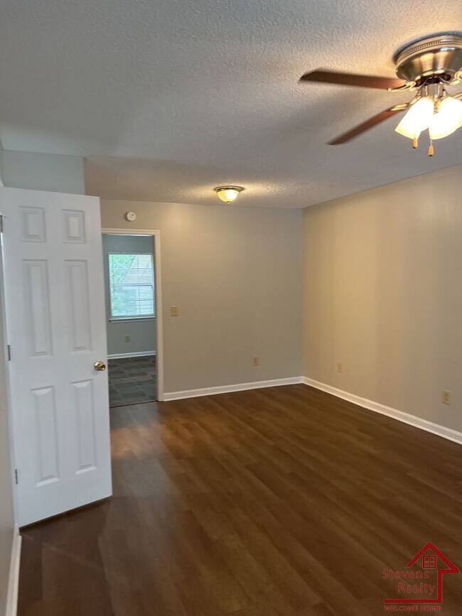 Building Photo - 143 East Ave