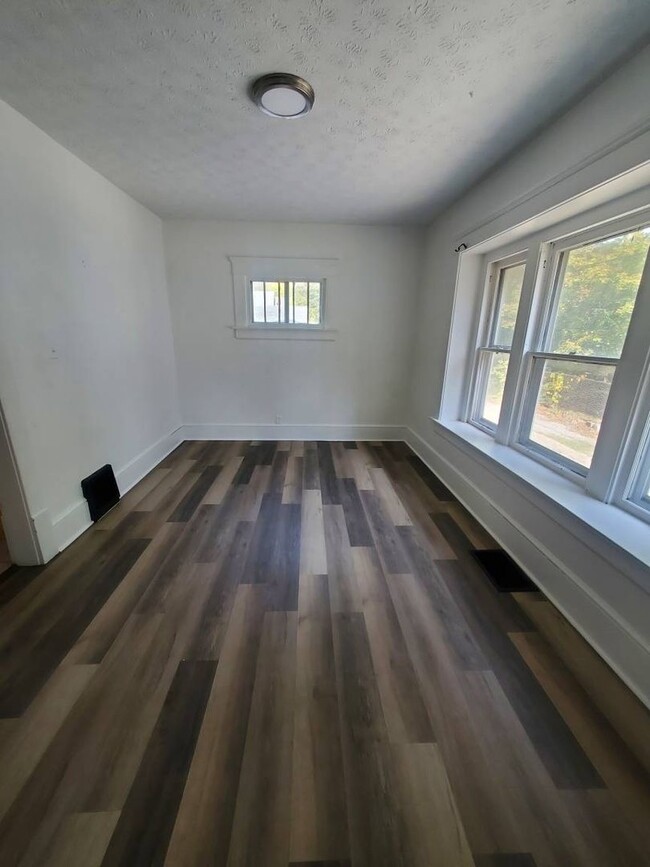 Building Photo - Charming 4-Bedroom Property in Prime Location