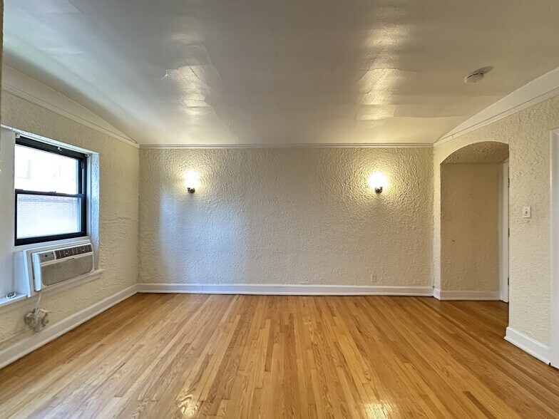 Building Photo - 562 W Arlington Pl