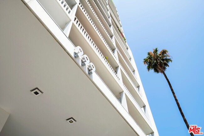 Building Photo - 999 N Doheny Dr