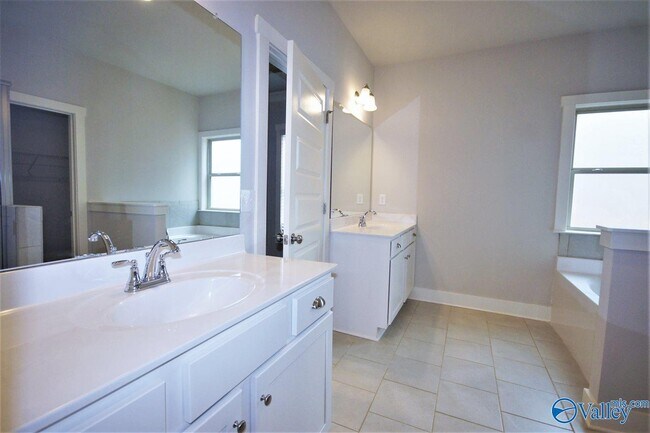 Building Photo - 12 Silky Oak Cir SW