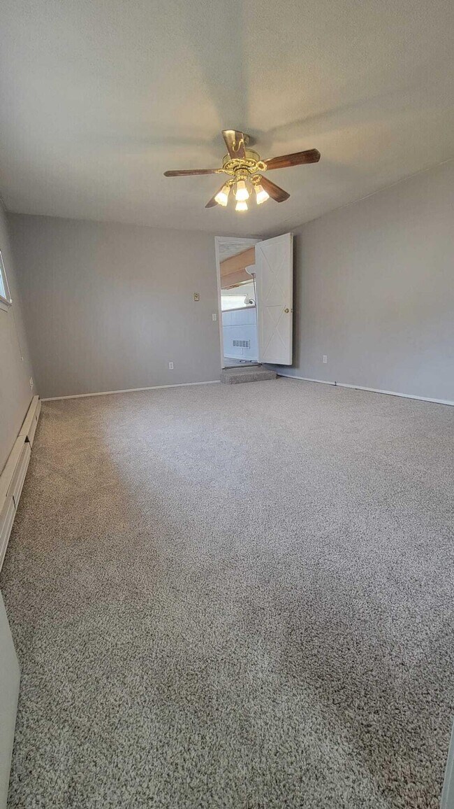 Building Photo - 655 Robinwood Dr