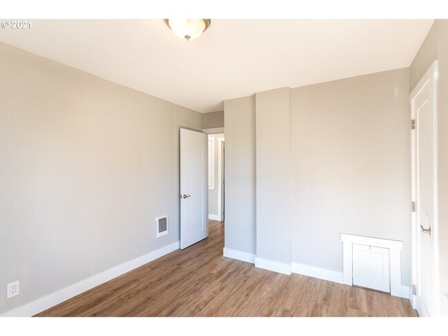 Building Photo - 8111 SE Taylor St