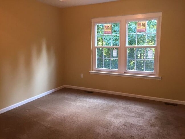 Building Photo - Amazing & Spacious 3 Bedroom 3 Bath Home L...