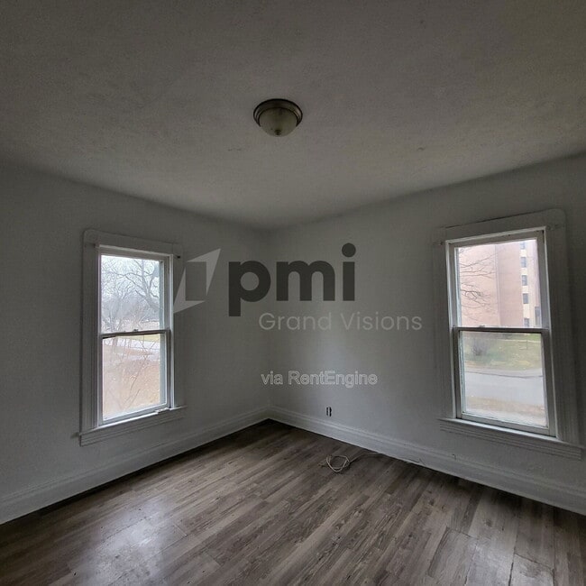 Building Photo - 895 W Leafland Ave