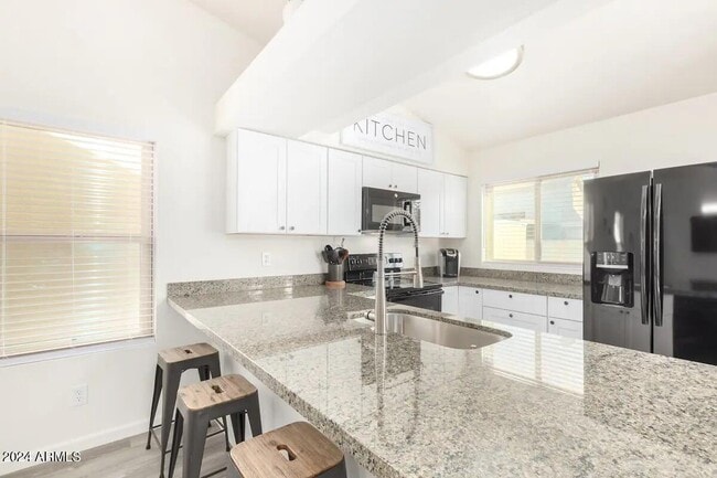Building Photo - 8759 W Grovers Ave