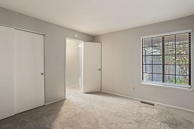 Building Photo - 562 La Corso Dr