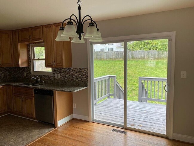 Building Photo - Spacious 5BR/2BA Single Family | Fresh Paint + New Carpet | New Kitchen Floor | Huge Yard + Deck