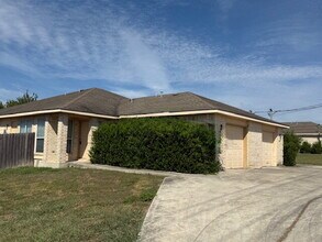 Building Photo - 3 Bedroom, 2 Bath Duplex with Yard Care Pr...
