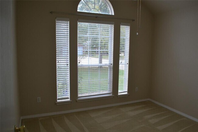 Building Photo - 204 Pinafore Dr