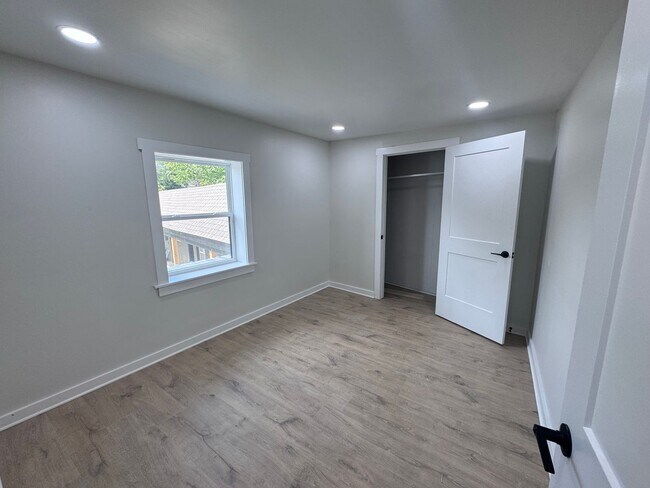 Building Photo - Newly Remodeled 2 bed 1 bath Apartment