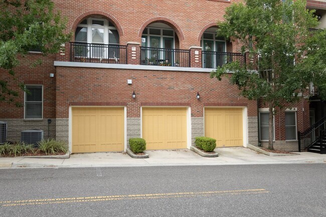 Building Photo - Exclusive Townhome with garage - Regents Park