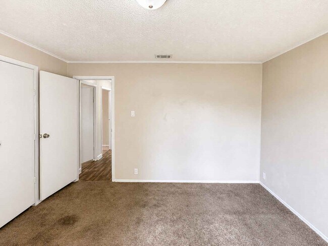 Building Photo - 11919 Kingslake Forest Dr