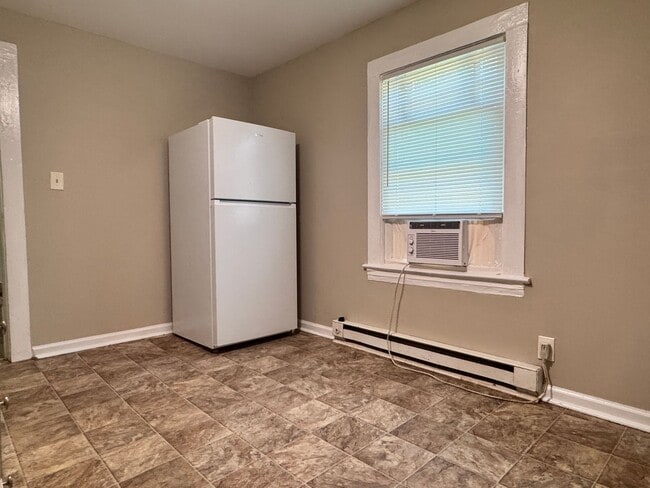Building Photo - 2 Bedroom, 1 Bathroom House in High Point!
