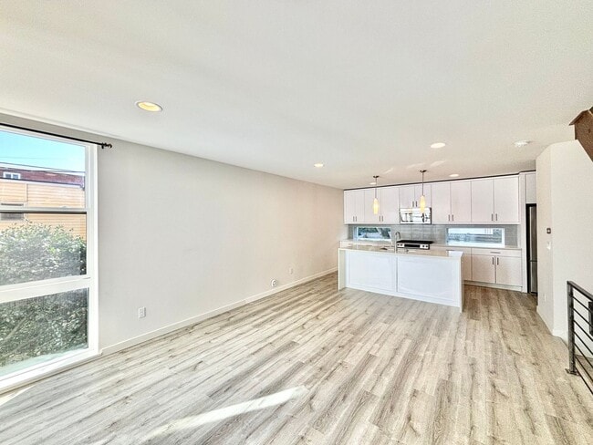 Building Photo - bright and cozy 2b2b townhouse