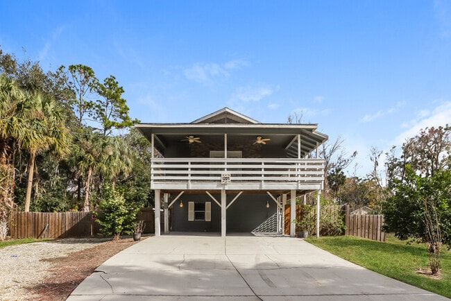 Building Photo - 1209 NE 6th Ct