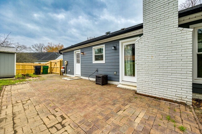 Building Photo - Beautiful 3 bedroom 2 full bath Ranch on a cul-de-sac in Charlotte's Walnut Creek community.