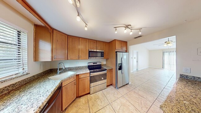 Building Photo - 1br /1bath Condo With Den Available Now In...