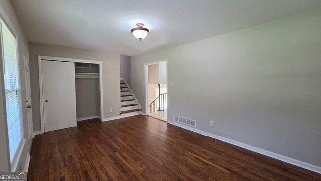 Building Photo - 715 Barnesdale Dr