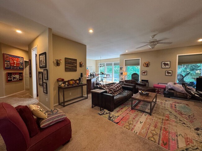 Building Photo - 3 Bedroom, 3 Bathroom House - Walking distance to the beach