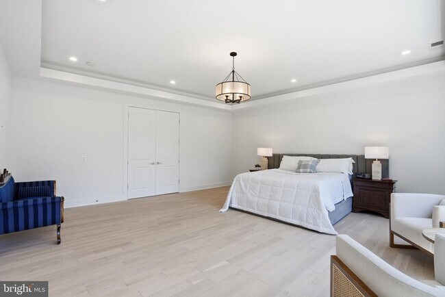 Building Photo - 1513 Oakview Dr