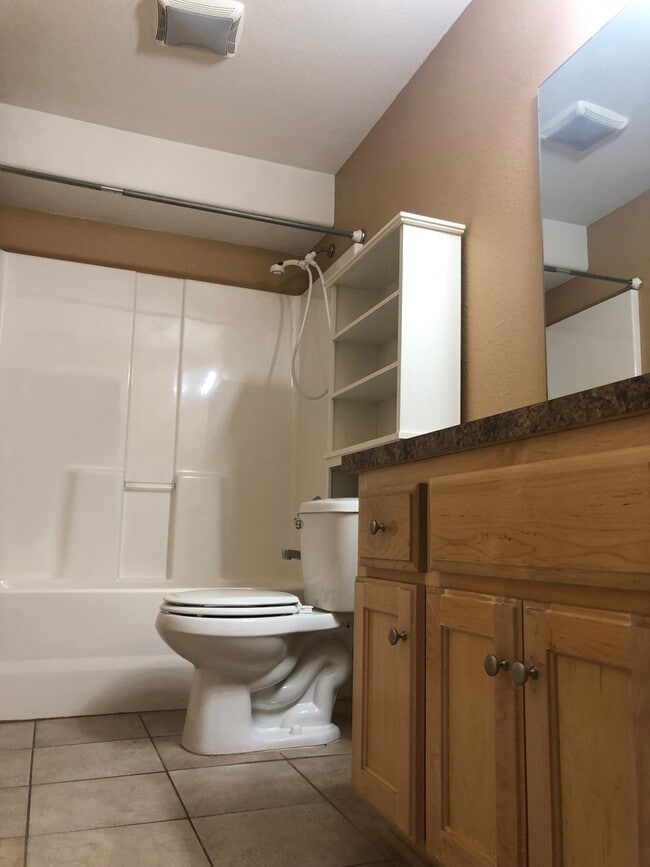 Building Photo - SPACIOUS SINGLE FAMILY IN GREAT LOCATION