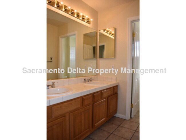 Building Photo - Rocklin home with pool & newer HVAC!