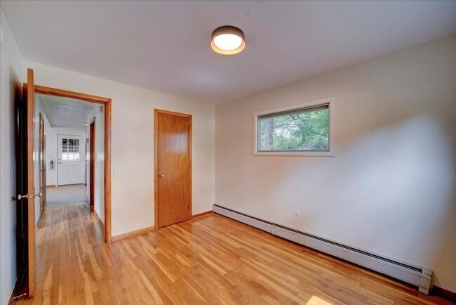 Building Photo - 3 Bedroom Apartment in Burlington VT Avail...