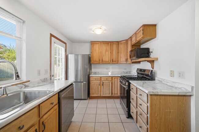 Building Photo - 212 N Knollwood Dr