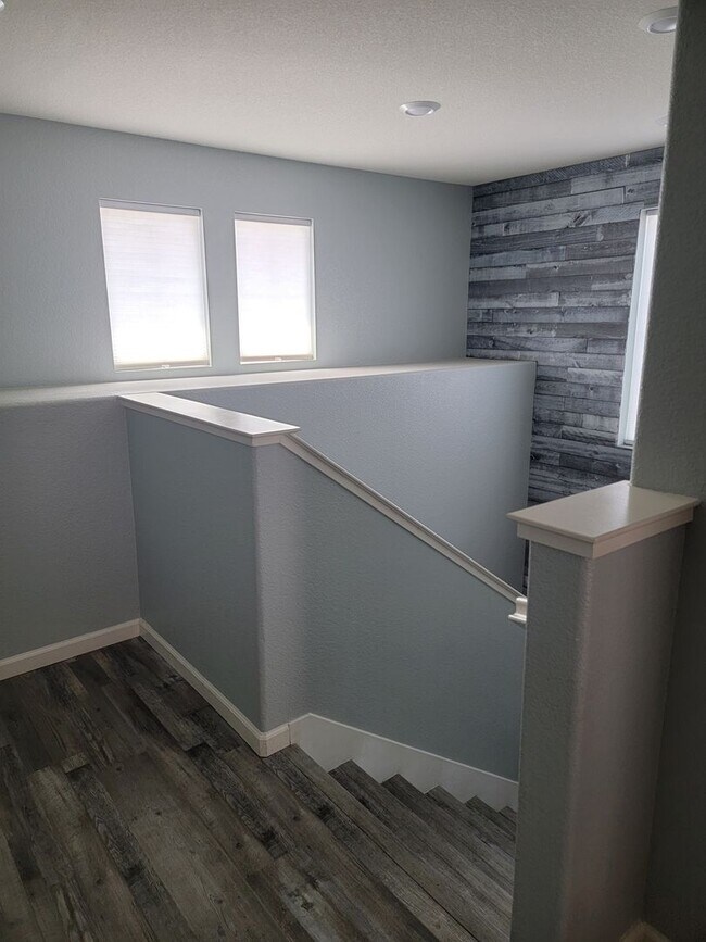 Building Photo - Beautiful 3 Bedroom 2.5 bath Home