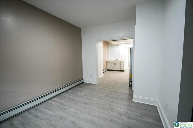 Building Photo - 459 Linden St
