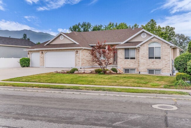 Building Photo - Spacious 7 Bed Kaysville Home with Two Kitchens