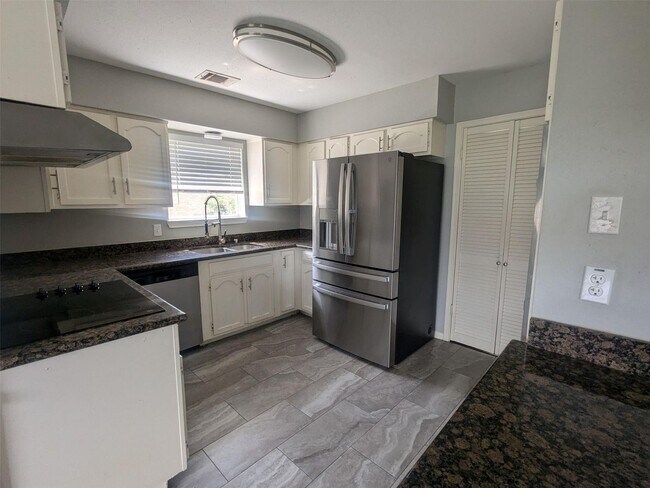 Building Photo - MOVE-IN READY 4 BED/ 2.5 BATH HOME IN MIDD...