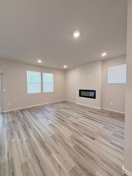 Building Photo - 9452 N Chestnut Ct