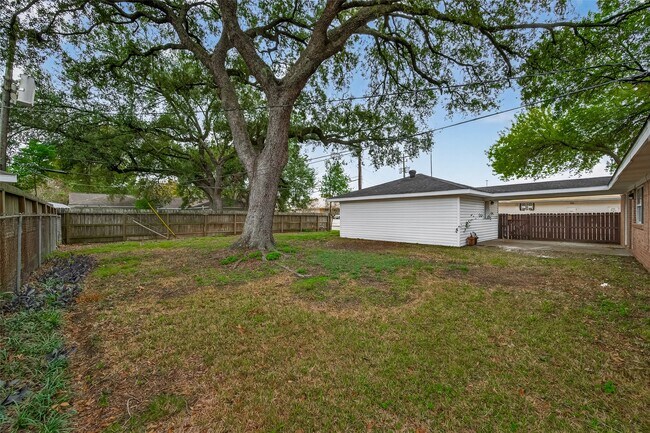 Building Photo - 5615 Beechnut St