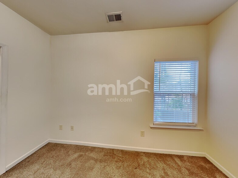 Building Photo - 105 Hickory Village Cir