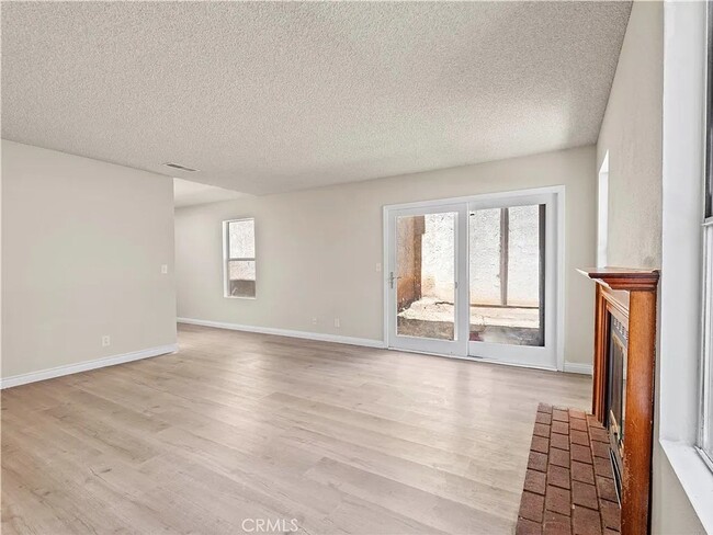 Building Photo - Luxurious 2-Bedroom Townhome with Loft in ...